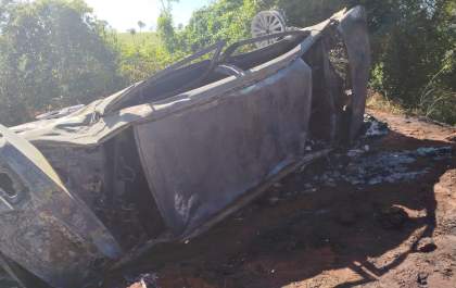 Motorista morre carbonizado após capotamento de Corolla na BR-158 em Três Lagoas