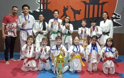 Gold Team Karatê conquista 42 medalhas em campeonato
