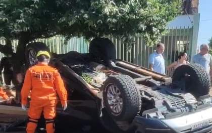 Acidente no bairro alvorada em Três Lagoas: Condutor não respeita o sinal de pare e SW4 capota após colisão com gol