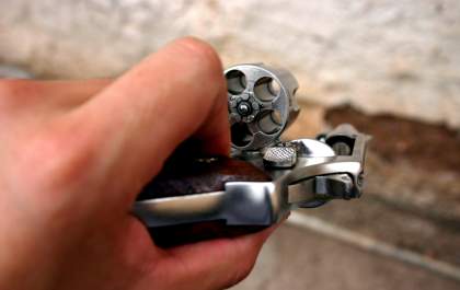 Polícia Militar apreende revólver após homem fazer disparo na frente de casa noturna em Araçatuba