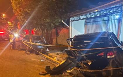 Passageiro fica ferido após carro bater em outros veículos parados em Birigui
