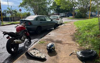 Motociclista é prensado atrás de carro na Araçás
