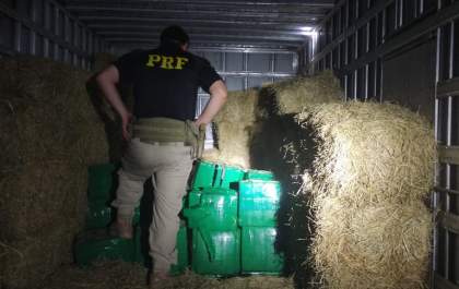 PRF apreende mais de duas toneladas de drogas escondidas em carga de feno em Bataguassu