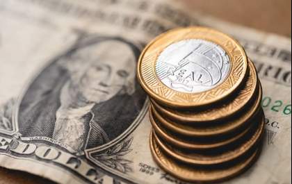 Bolsa de valores bate novo recorde e dólar atinge menor valor do mês