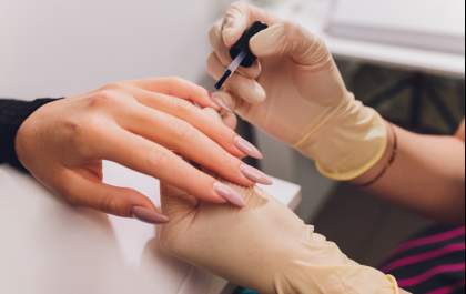 Anvisa proíbe substâncias usadas em unhas em gel por risco de câncer e infertilidade