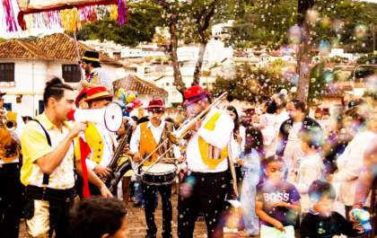 Banda Kombi de Palhaços se apresenta em Araçatuba neste sábado