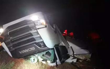 Motorista morre e mulher fica ferida após caminhão capotar na MS-240