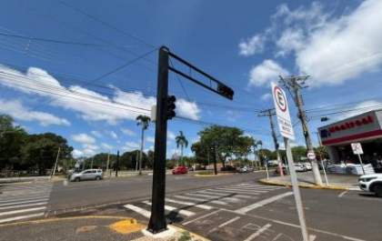 Novo Semáforo no Cruzamento da Av. Rosário Congro e Rua Oscar Guimarães Inicia Operação em Três Lagoas