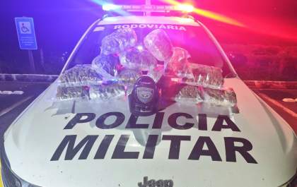 Mulher é presa transportando 7 quilos de skunk