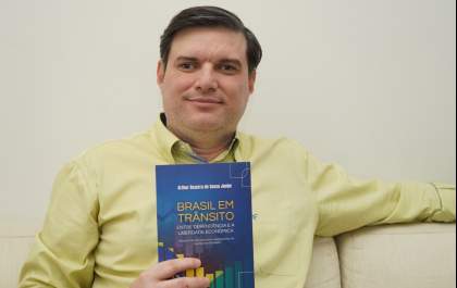 Advogado e pesquisador lança livro que propõe diálogo entre Mises e Furtado sobre os rumos da economia brasileira