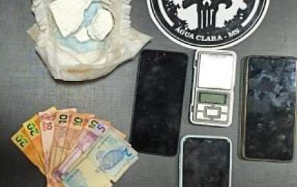 Mulher presa em Água Clara por tráfico escondia cocaína em fralda de bebê