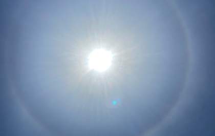 Fenômeno raro encanta moradores: halo solar é registrado no céu de Três Lagoas