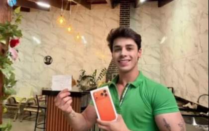 Enfermeiro ganha iPhone 17 Pro de paciente anônimo e história levanta questionamentos em Anápolis