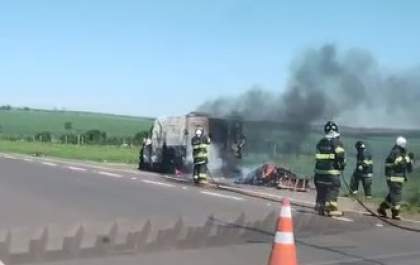 Incêndio destrói van na rodovia Marechal Rondon