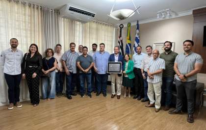 Emoção marca entrega de Título de Cidadão Araçatubense a Carlos Farias