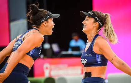 Brasileiras garantem vaga na semifinal após vitória sobre italianas no Mundial de Vôlei de Praia