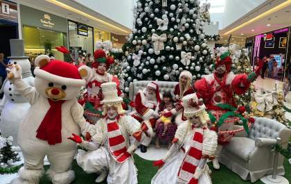 Papai Noel e personagens participam de Parada de Natal em shopping em Araçatuba
