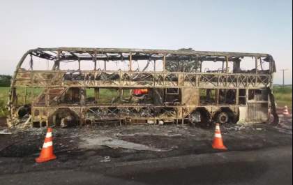 Ônibus com 53 passageiros pega fogo na BR-163 em Itaquiraí