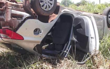 Mãe e dois filhos ficam feridos em capotagem na BR-262, em Campo Grande