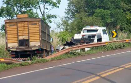 Acidente entre carro e caminhão deixa dois feridos na BR-262, em MS