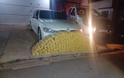 Homem é preso com quase 300 quilos de maconha em BMW