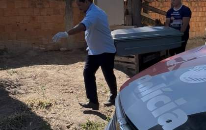 Homem é encontrado morto com corte no pescoço e cerca de 20 facadas