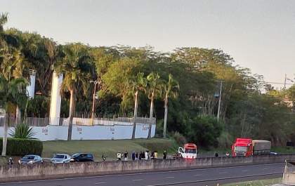Mulher é detida por suspeita de embriaguez após moto bater no carro dela na Elyeser