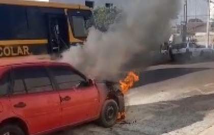 Carro pega fogo próximo à Emef Leonor Salomão