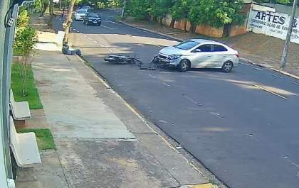 Motorista faz conversão em via e provoca colisão com moto