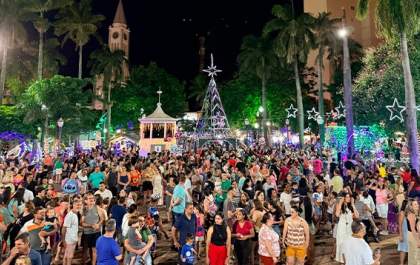Acendimento das luzes na Praça Dr. Gama marca abertura do Natal Iluminado em Birigui