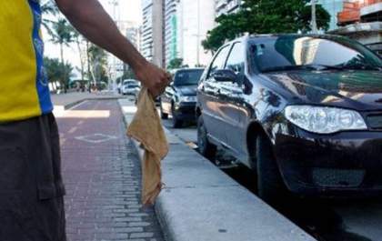 Grupo de 'flanelinhas' é levado para a delegacia acusado de extorsão