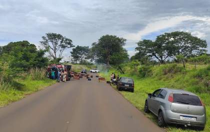 Caminhão tomba na Estrada Vicinal Sebastião Lourenço da Silva e motoristas devem redobrar a atenção