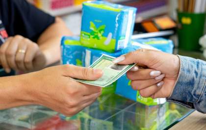 Beneficiárias recebem mensagens sobre retirada gratuita de absorventes pelo SUS