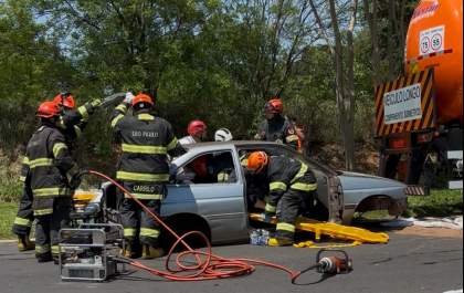 Treinamento mobiliza até helicóptero Águia para atendimento a vítimas de acidente