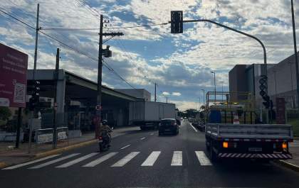 Prefeitura ativa semáforo para pedestres na frente do Shopping Praça Nova