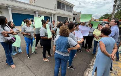 Trabalhadores terceirizados de limpeza voltam a protestar por atraso nos pagamentos