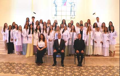 Alunos de Biomedicina prestes a se formar recebem jaleco do Unisalesiano