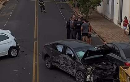 Mulher abandona carro após bater em poste e em outros dois veículos parados em Birigui