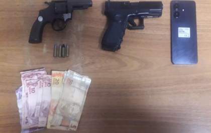 Baep prende dupla com revólver e réplica de pistola no São José