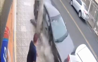 Mulher que bateu carro em poste em Birigui afirma que foi atrapalhada por bicicleta