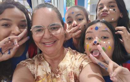 Professora Simone Silva renasce através da arte e emociona escola com exposição dos alunos