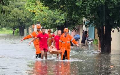 Defesa Civil resgata moradores após chuva transbordar a Lagoa das Flores