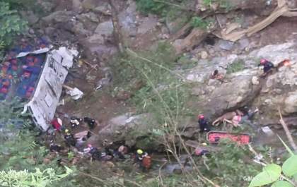 Ônibus com estudantes cai de penhasco e deixa 17 mortos na Colômbia