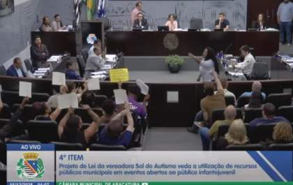 Sob protestos, Câmara de Araçatuba aprova projeto que proíbe a Prefeitura de contratar shows que coloquem em risco o público infantojuvenil