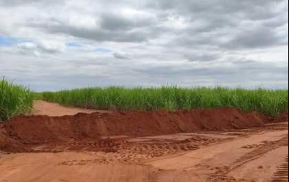 Moradores no condomínio Copacabana sofrem com obras na estrada de acesso
