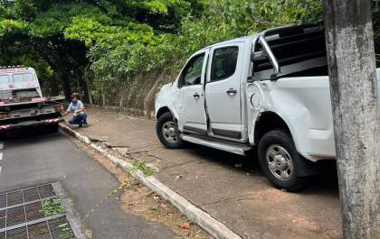 Homem é preso por embriaguez após bater caminhonete em alambrado do zoológico