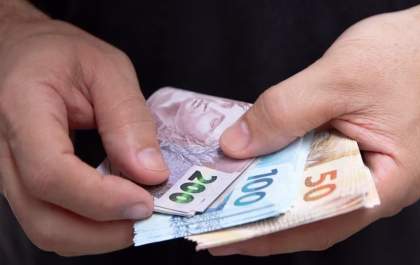 Salário mínimo sobe para R$ 1.621 a partir de janeiro de 2026