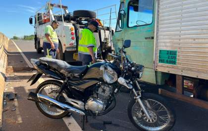 Motociclista tem ferimentos graves após acidente com caminhão na Elyeser