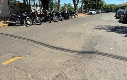 Empresas são cobradas para solucionarem problemas de buracos na rua Buritis