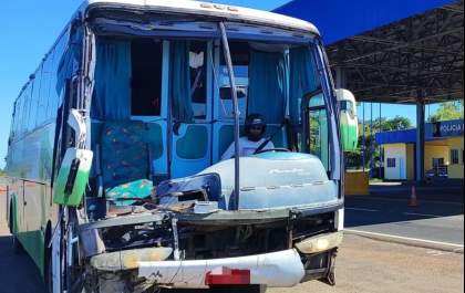 Motorista é detido ao trafegar com ônibus batido e sem para-brisa na BR-158